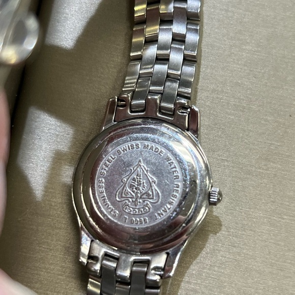 Gucci Silver Timepiece with Mother of Pearl Dial